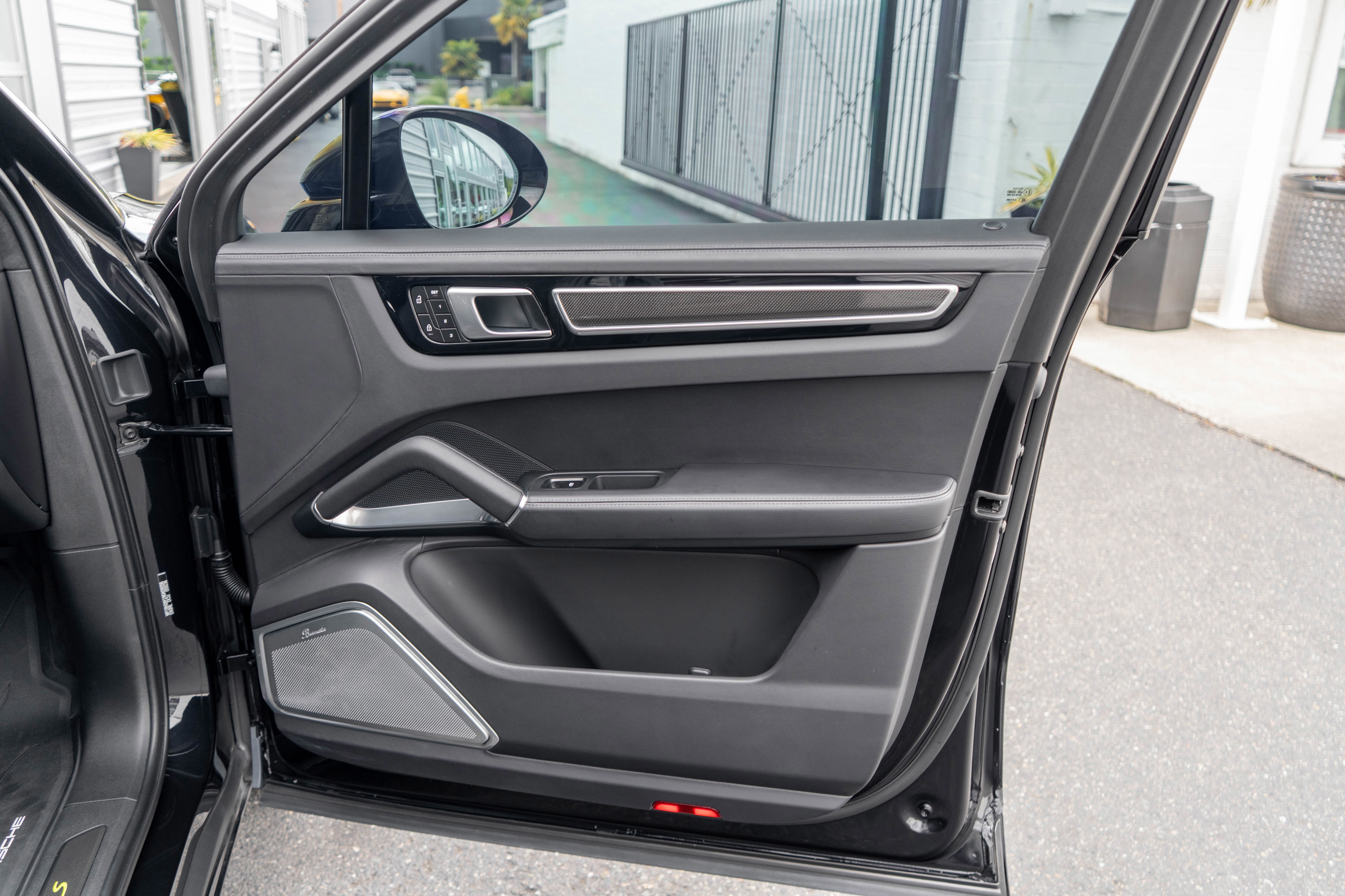 Used 2022 Porsche Cayenne Turbo S AWD/4WD image 25