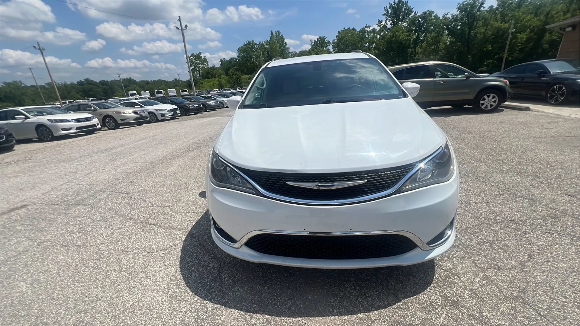 Used 2018 Chrysler Pacifica Touring-L Plus FWD image 3