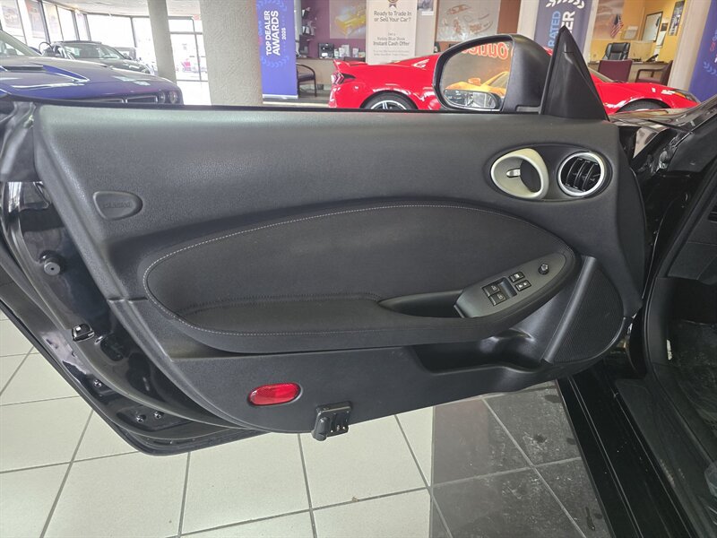 Used 2019 Nissan 370Z Roadster RWD image 7