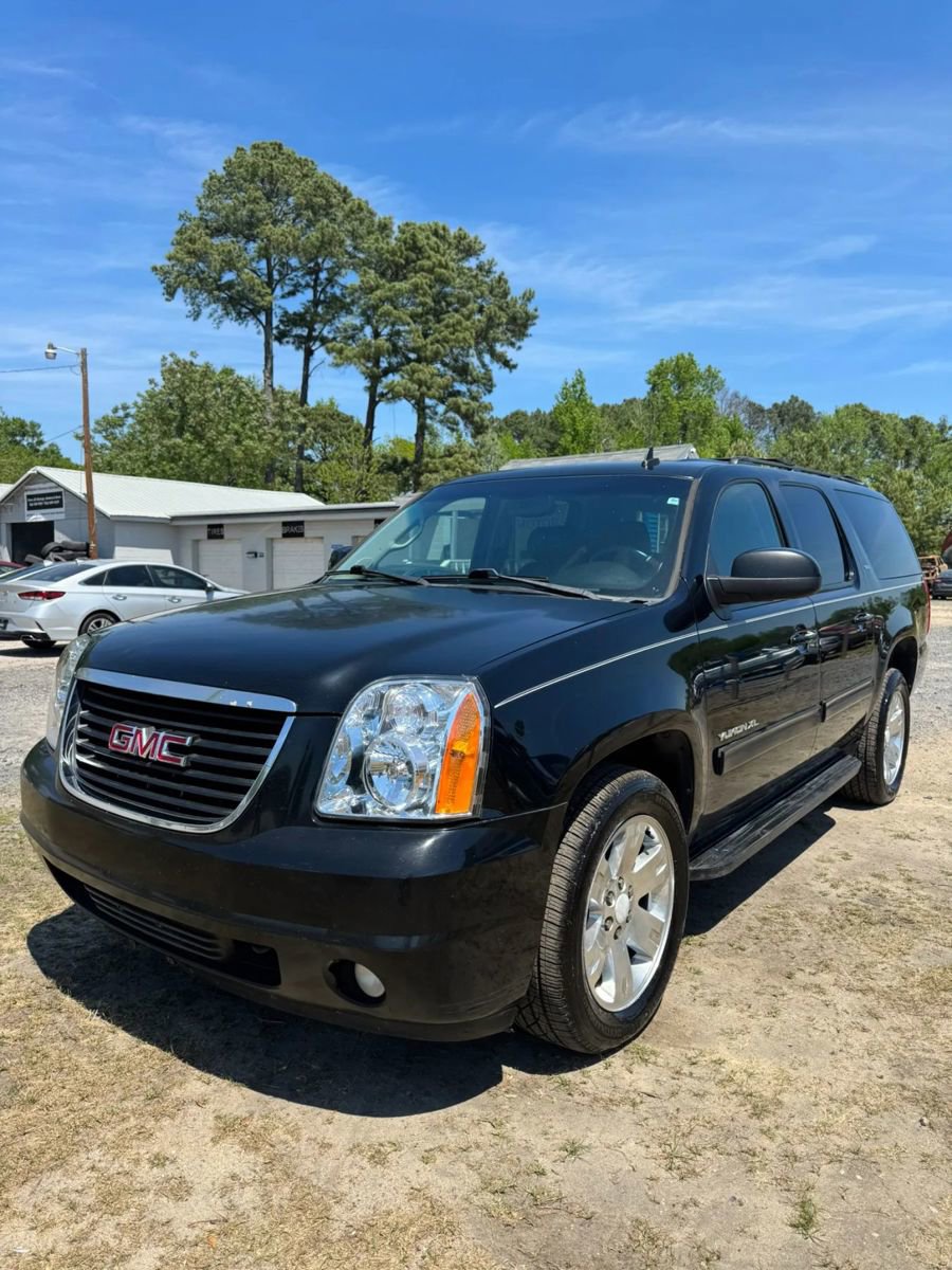 Used 2011 GMC Yukon XL SLT w/ SLT-2 Equipment Package AWD/4WD image 4