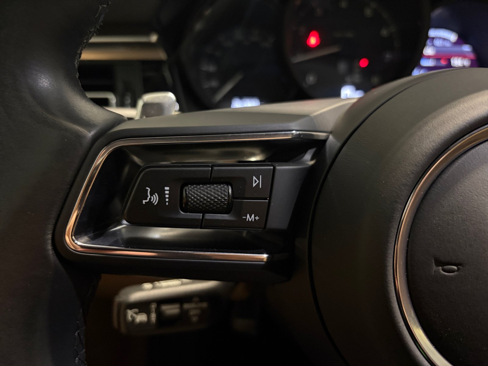 Certified 2023 Porsche Macan Turbo AWD/4WD image 39