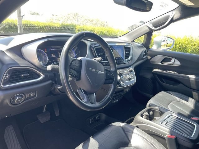 Used 2018 Chrysler Pacifica Touring-L Plus FWD image 10
