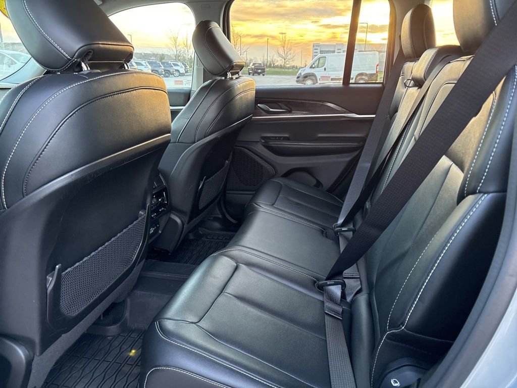 Certified 2024 Jeep Grand Cherokee Limited w/ Black Appearance Package image 9