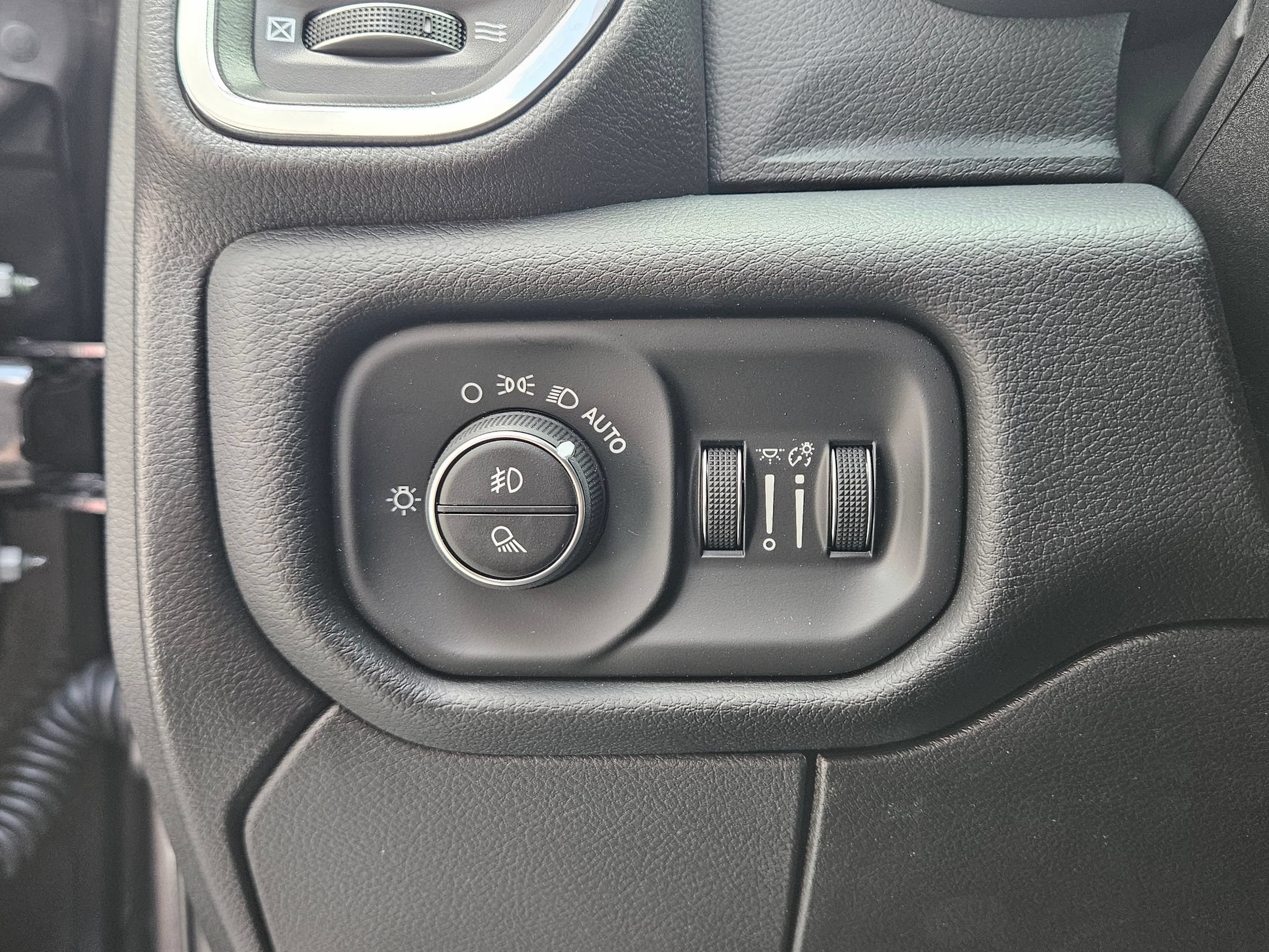 New 2026 RAM 2500 Laramie w/ Night Edition AWD/4WD image 18
