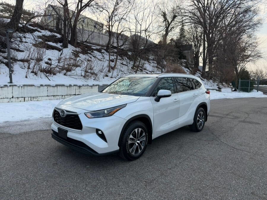 Used 2022 Toyota Highlander XLE image 4