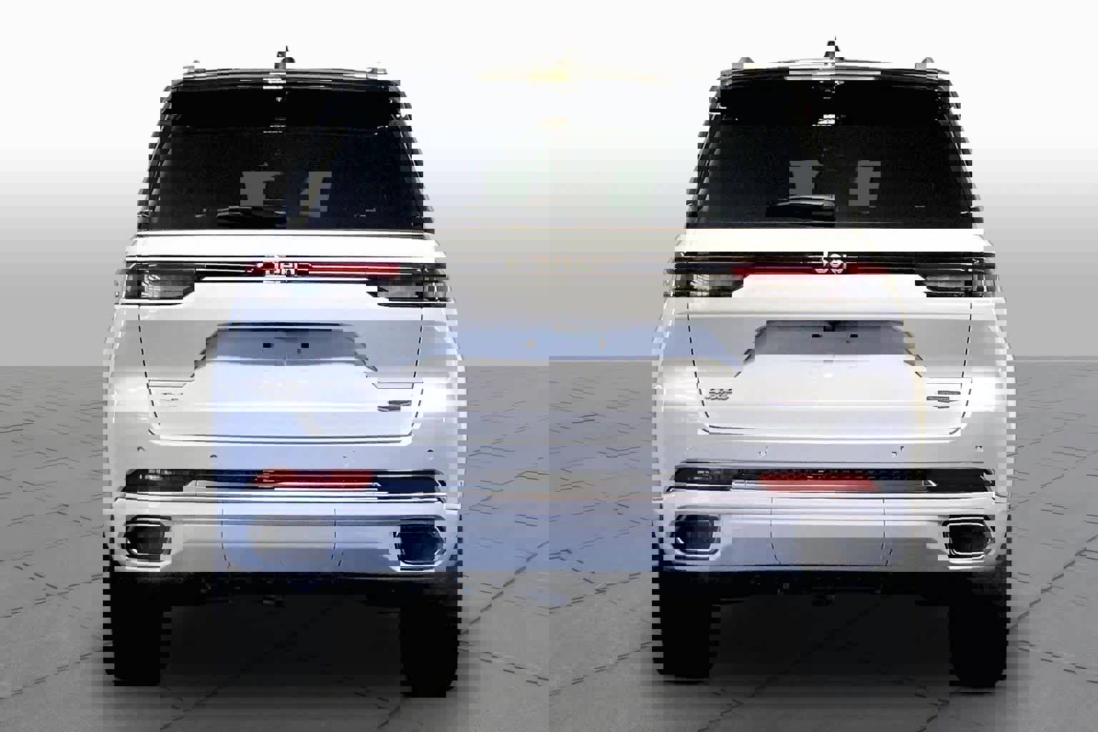 Used 2024 Jeep Grand Cherokee Summit AWD/4WD image 5