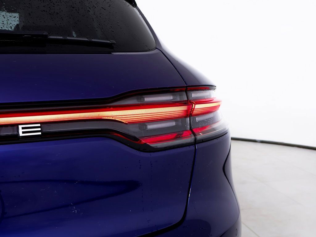 Certified 2023 Porsche Macan image 12
