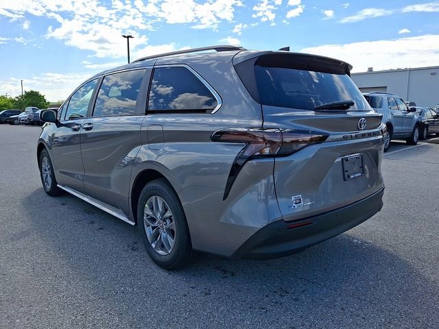 New 2026 Toyota Sienna XLE AWD/4WD image 3