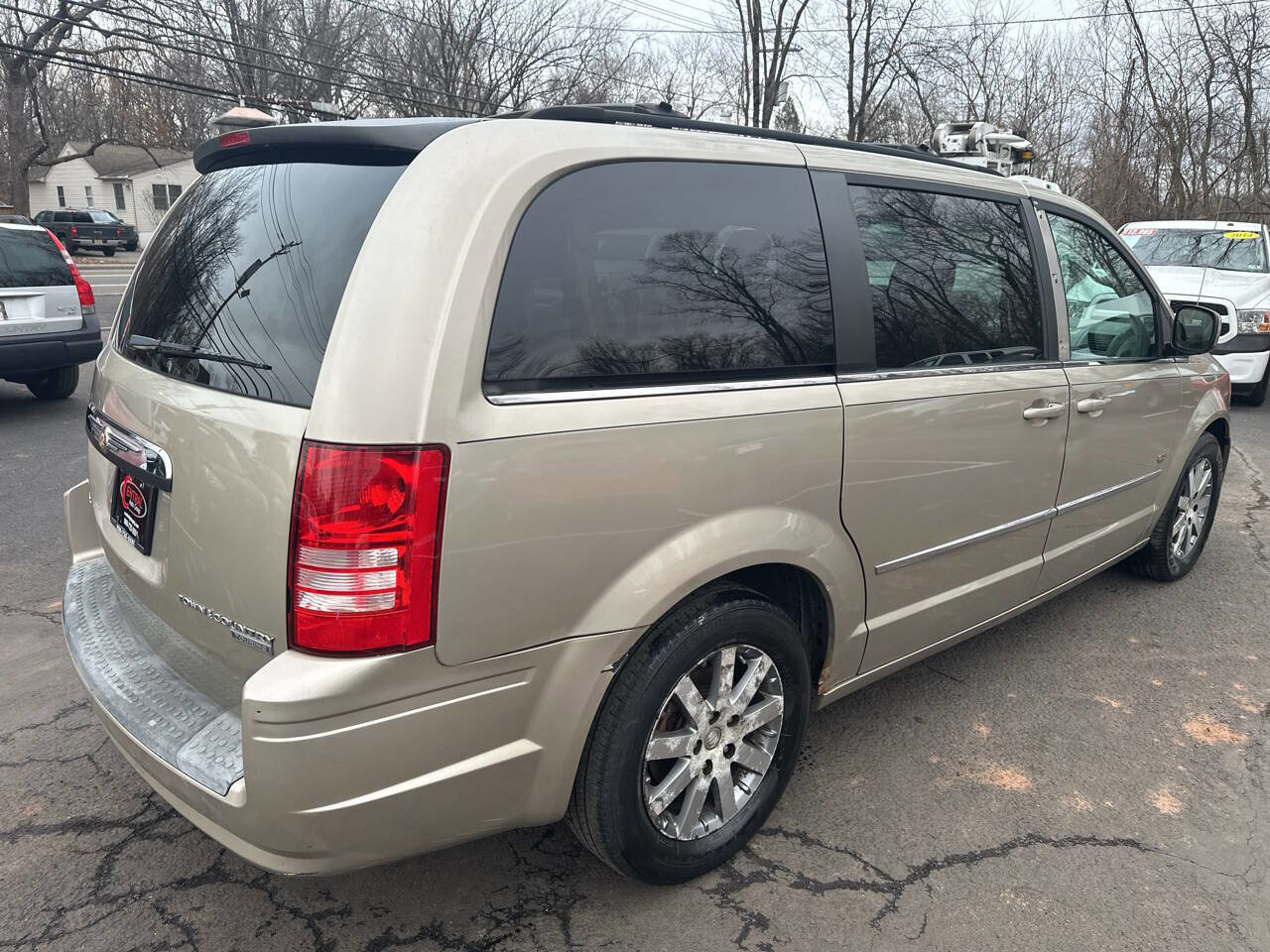 Used 2009 Chrysler Town & Country Touring image 5