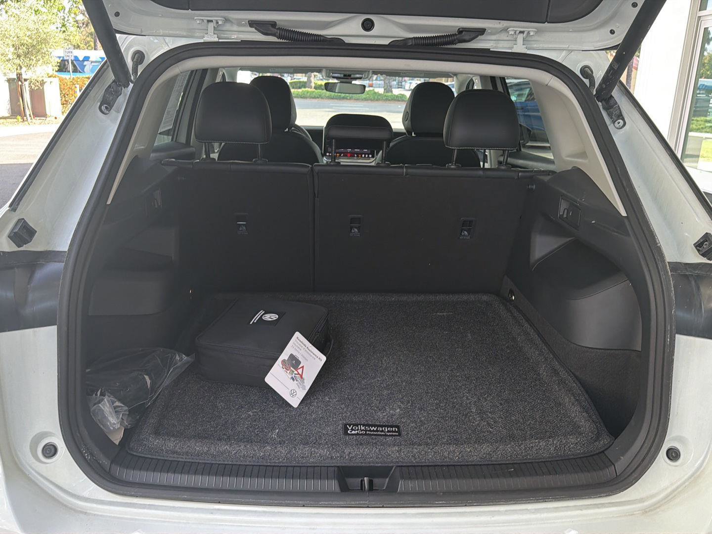 Certified 2025 Volkswagen Tiguan SE w/ Panoramic Sunroof Package image 13