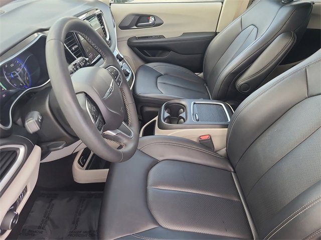 Used 2024 Chrysler Pacifica Touring-L image 25