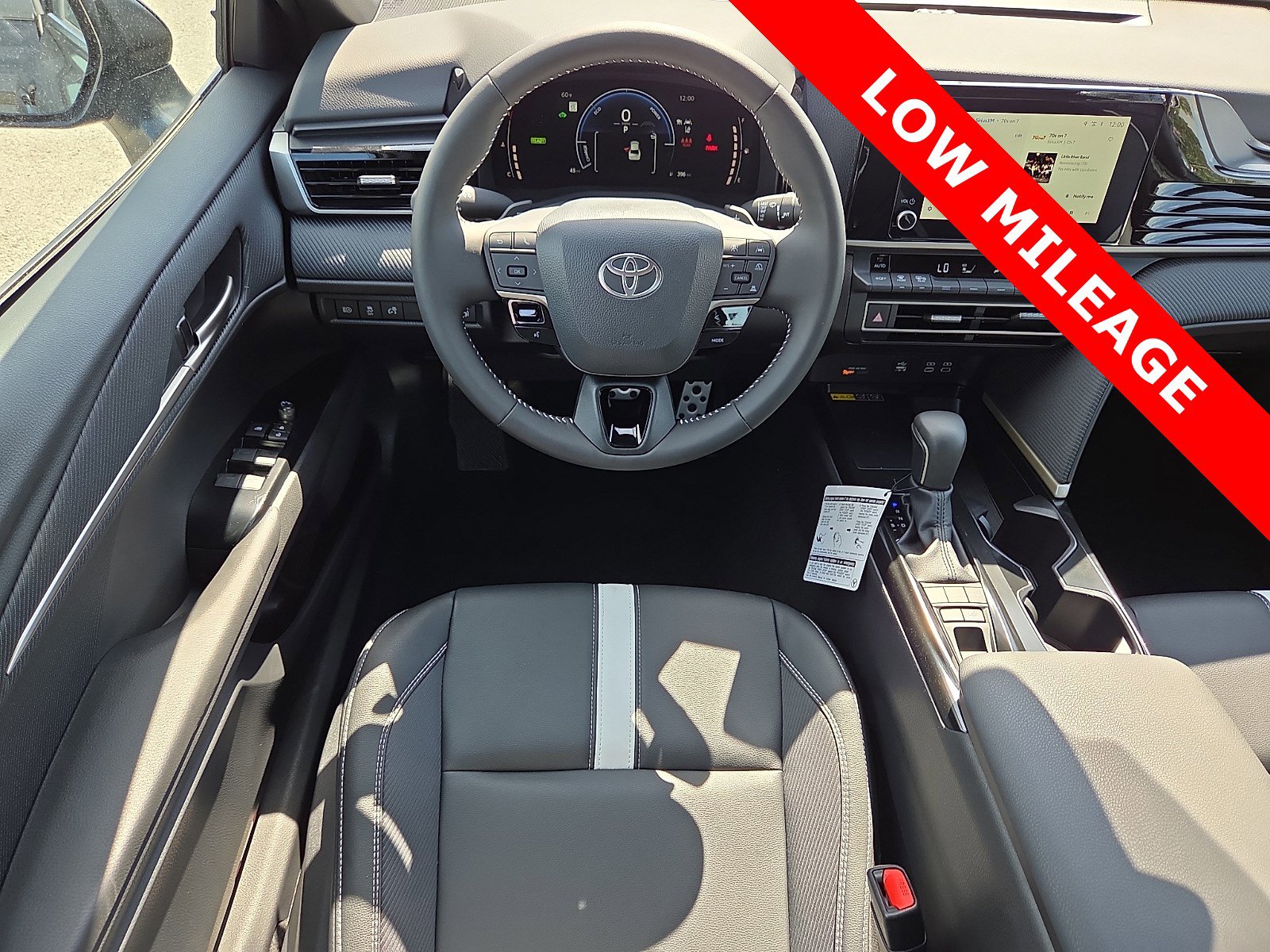 Used 2025 Toyota Camry SE FWD image 11