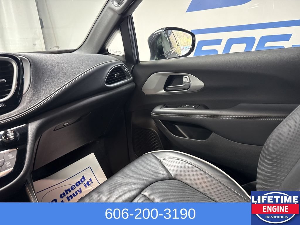 Used 2025 Chrysler Pacifica Limited FWD image 22