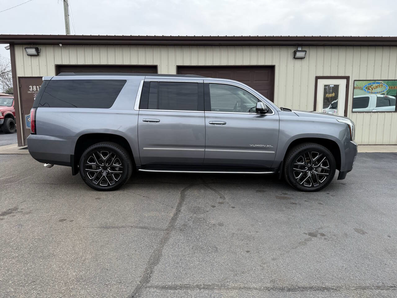 Used 2019 GMC Yukon XL SLT w/ Premium Edition AWD/4WD image 6