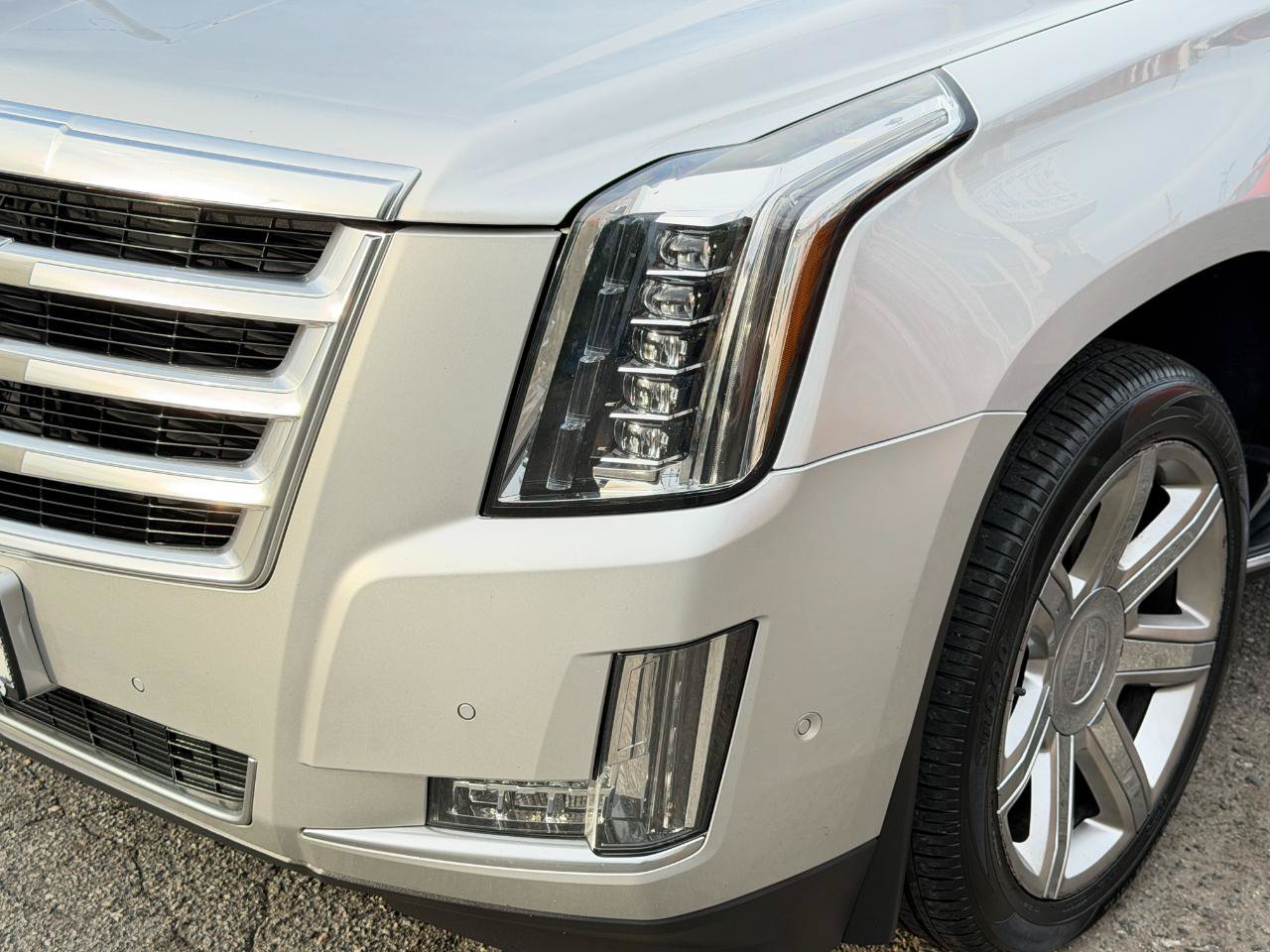 Used 2017 Cadillac Escalade Luxury AWD/4WD image 9