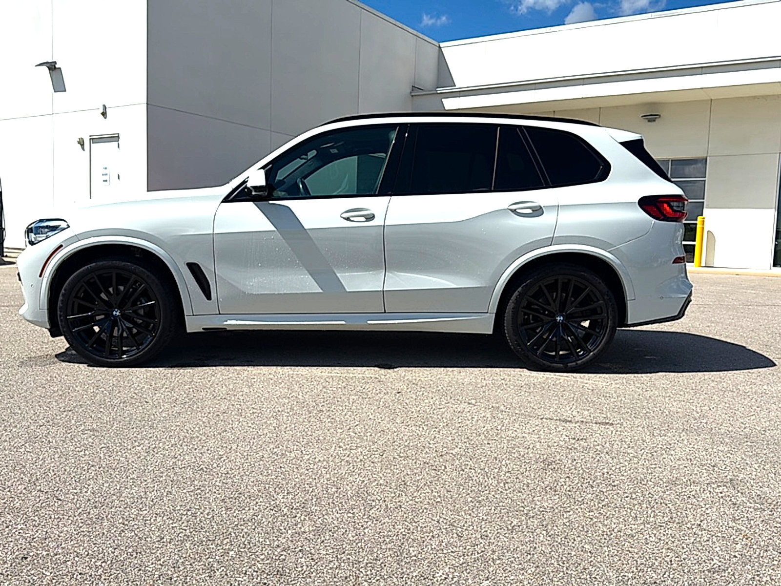 Certified 2023 BMW X5 xDrive40i w/ M Sport Package AWD/4WD image 4