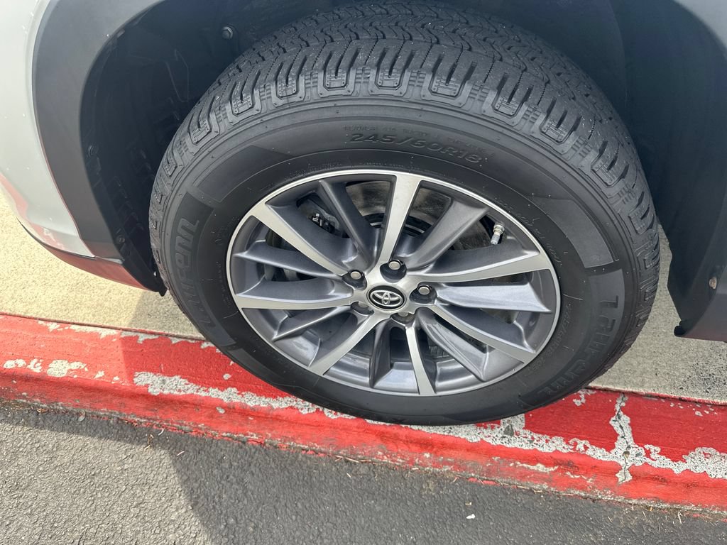 Used 2019 Toyota Highlander XLE FWD image 24