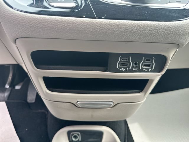 Used 2023 Chrysler Pacifica Touring-L FWD image 40