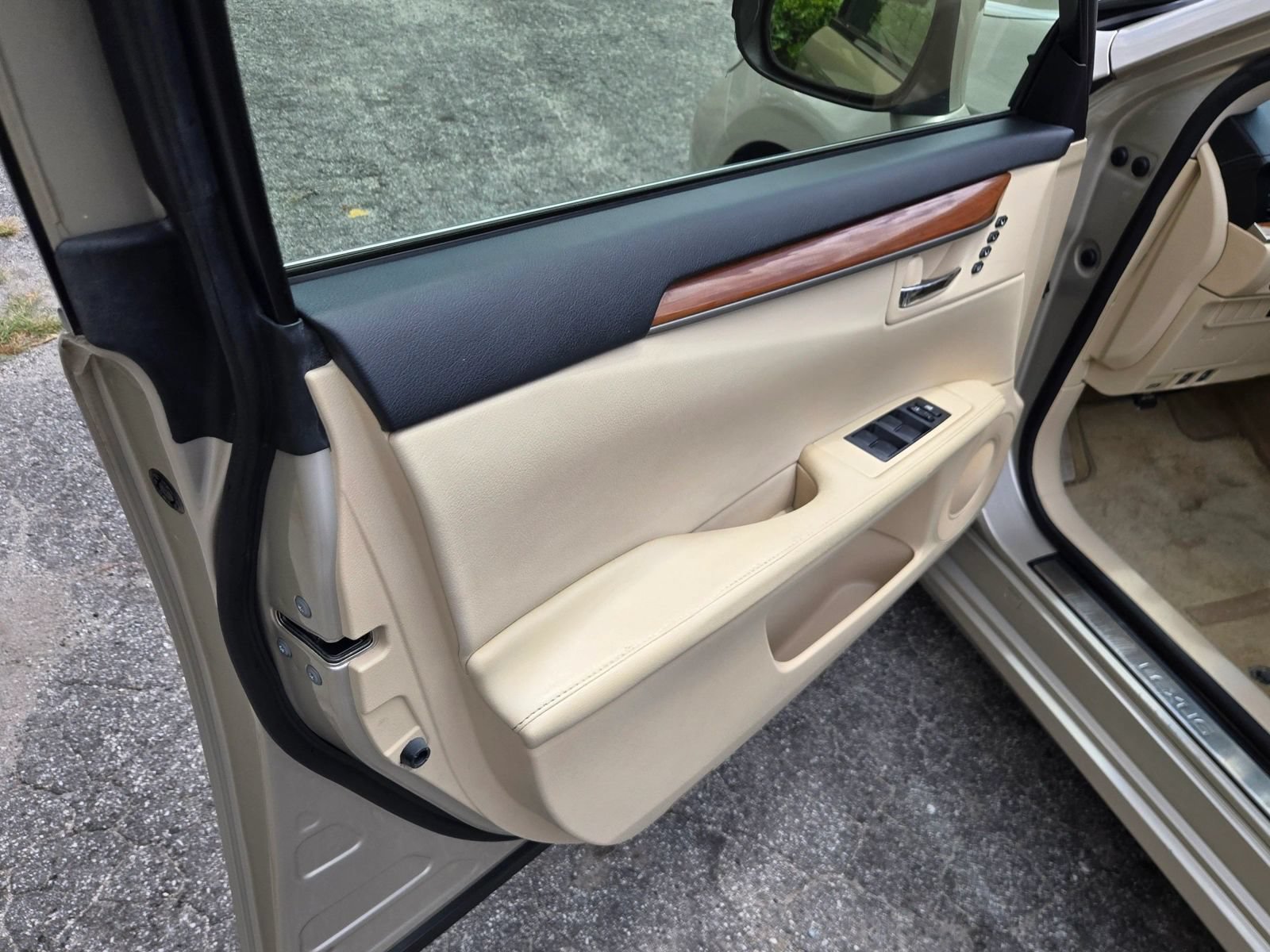 Used 2013 Lexus ES 300h w/ Premium Pkg FWD image 9
