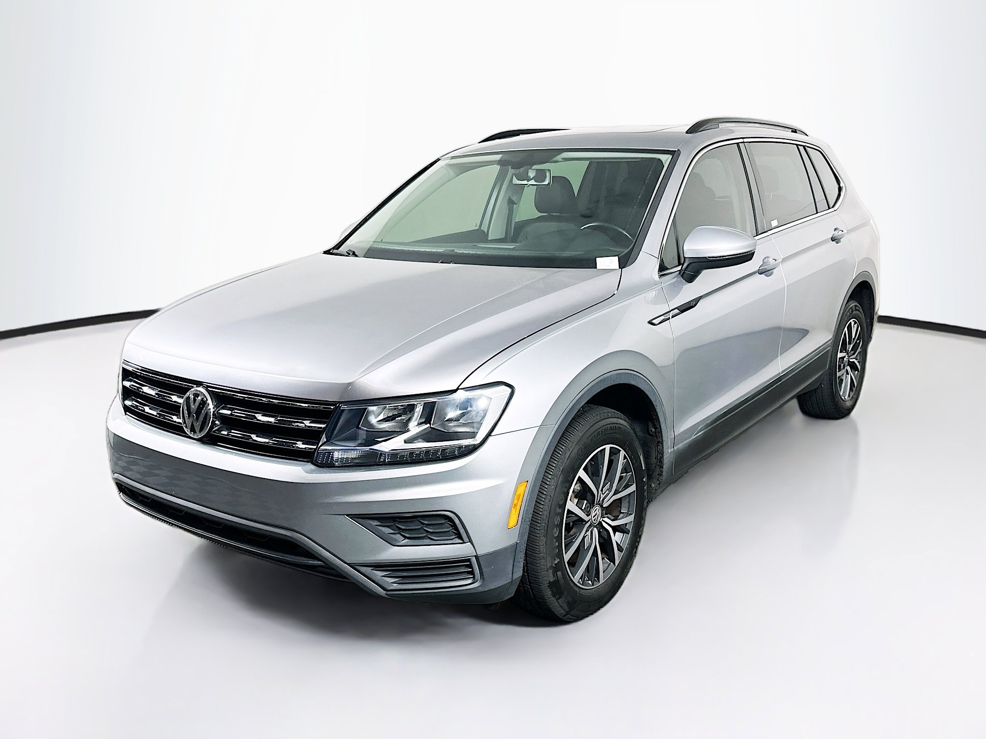 Used 2019 Volkswagen Tiguan SE w/ Panoramic Sunroof Package FWD image 3