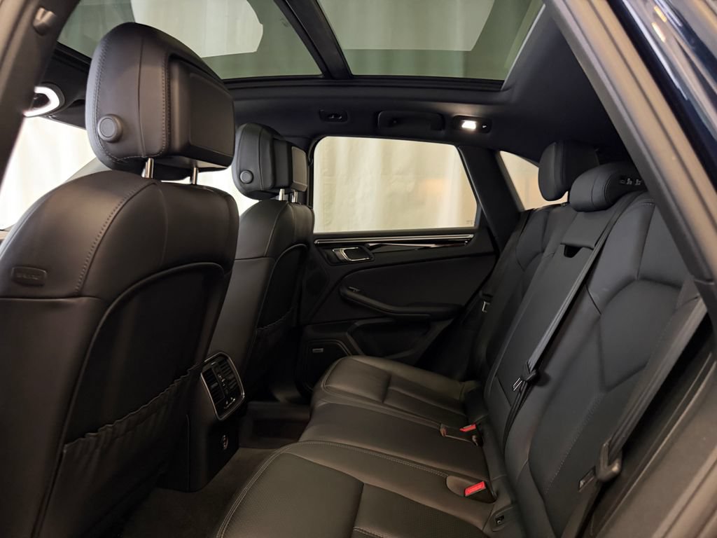 Certified 2020 Porsche Macan AWD/4WD image 23