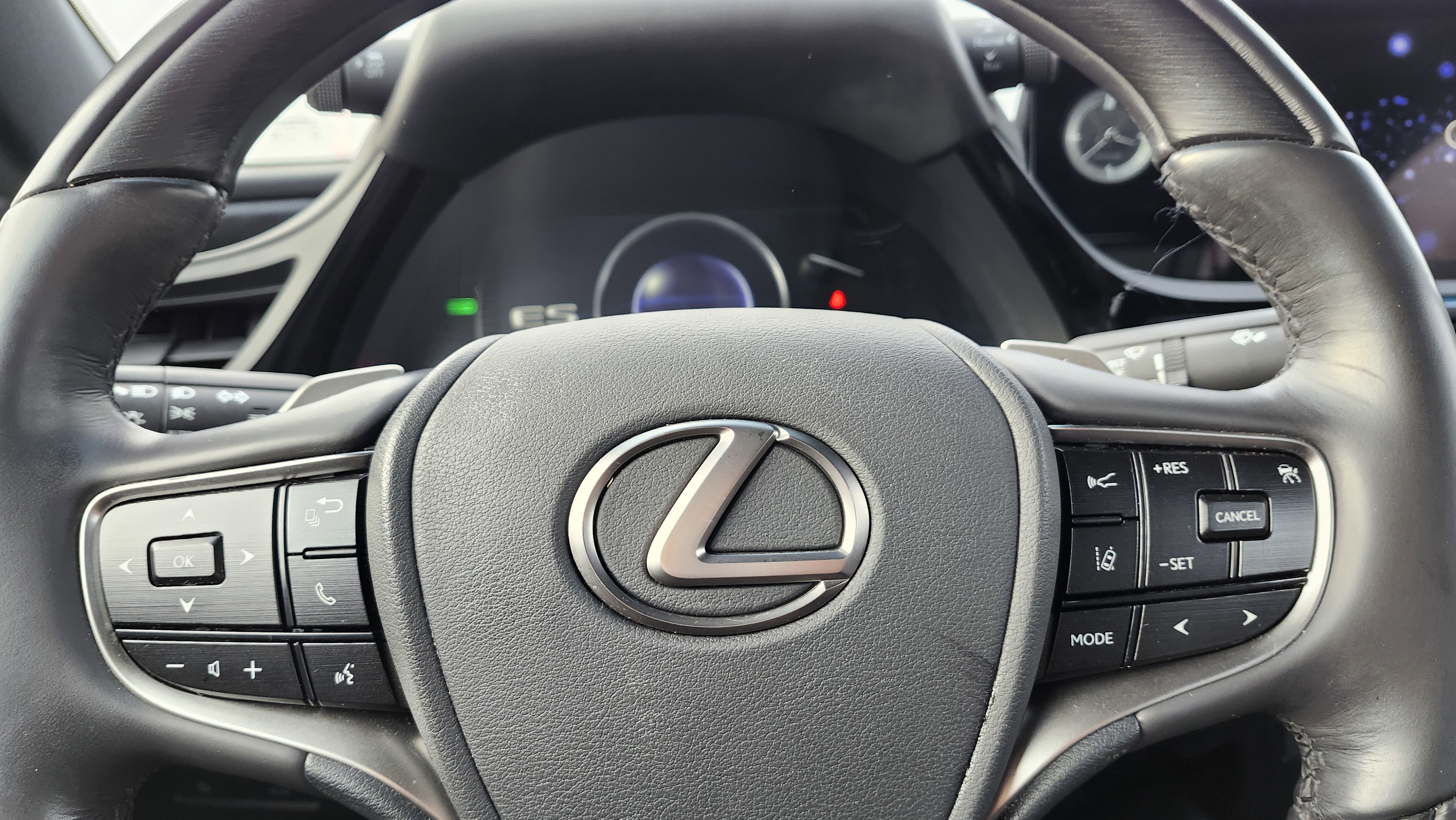 Used 2023 Lexus ES 300h w/ Luxury Package image 32