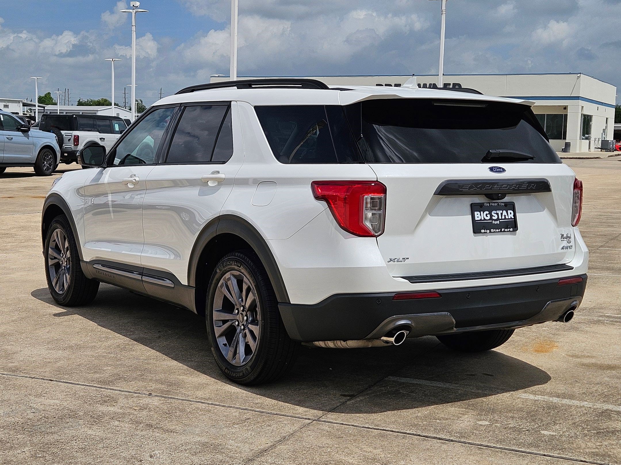 Used 2022 Ford Explorer XLT w/ Equipment Group 202A image 6