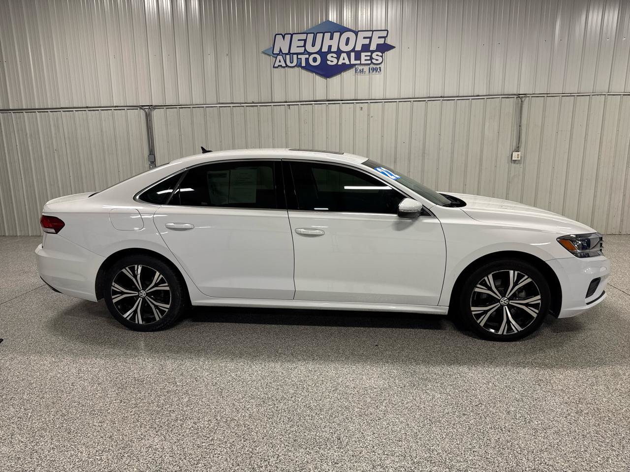 Used 2022 Volkswagen Passat 2.0T SE FWD image 1