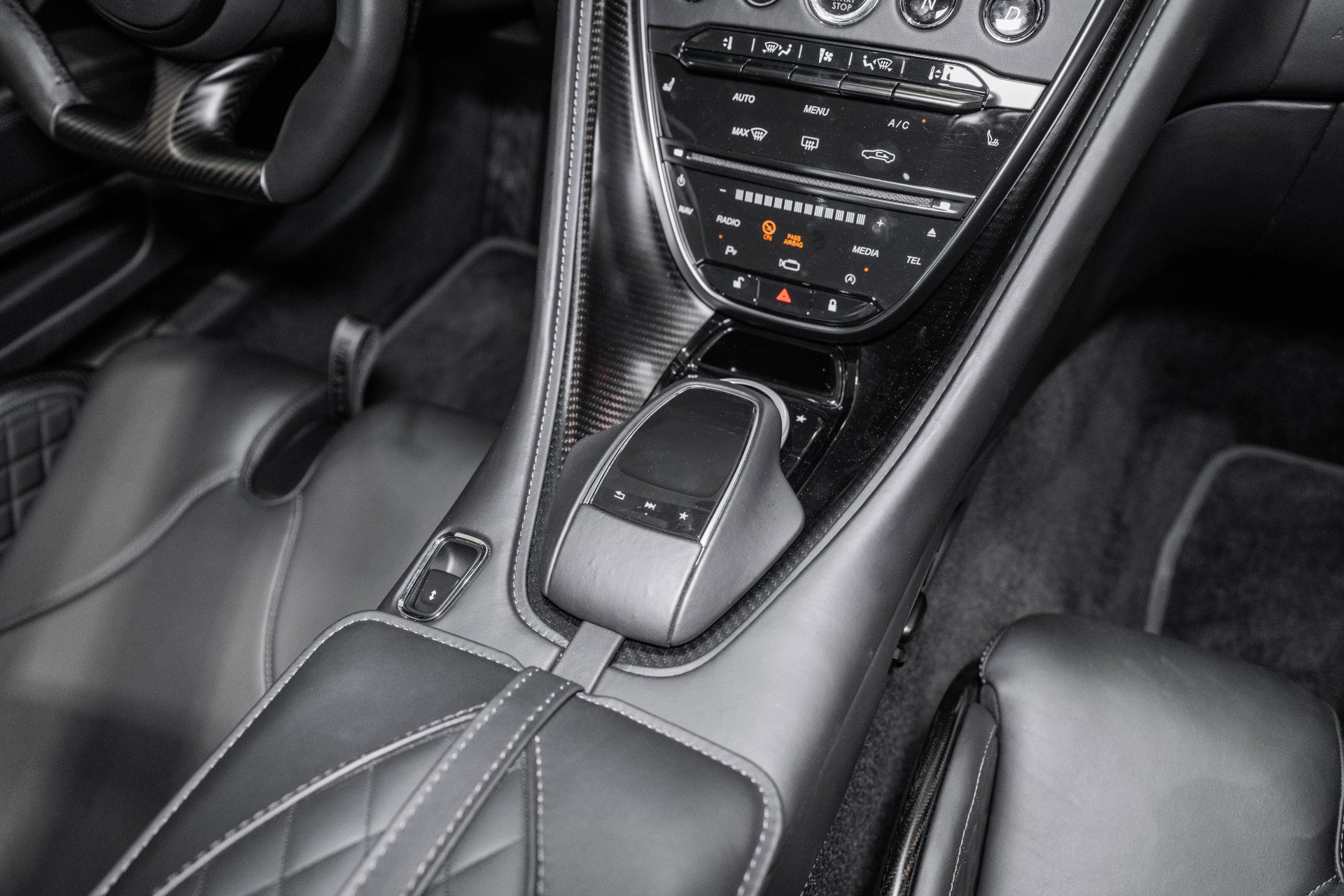 Used 2023 Aston Martin DBS Coupe RWD image 29