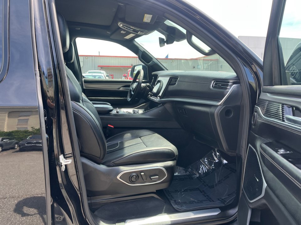Used 2023 Jeep Wagoneer Series II w/ Convenience Group I AWD/4WD image 31