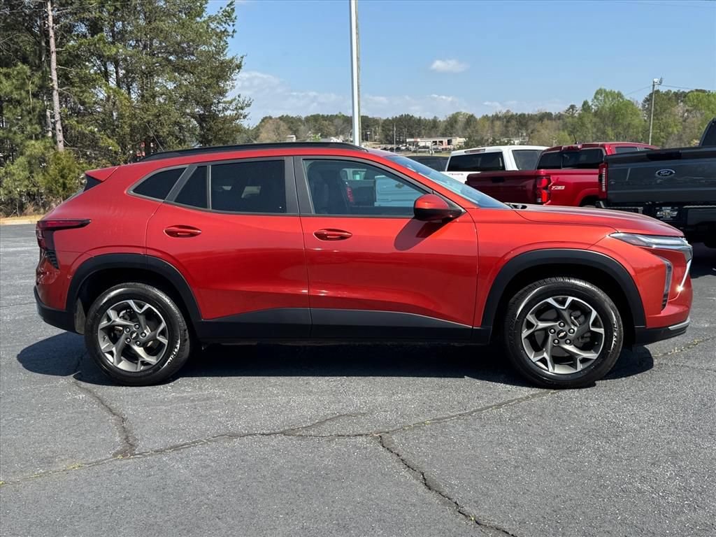 Used 2024 Chevrolet Trax LT w/ Driver Confidence Package FWD image 2