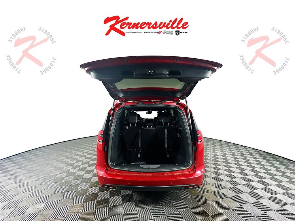 New 2026 Chrysler Pacifica Limited image 16