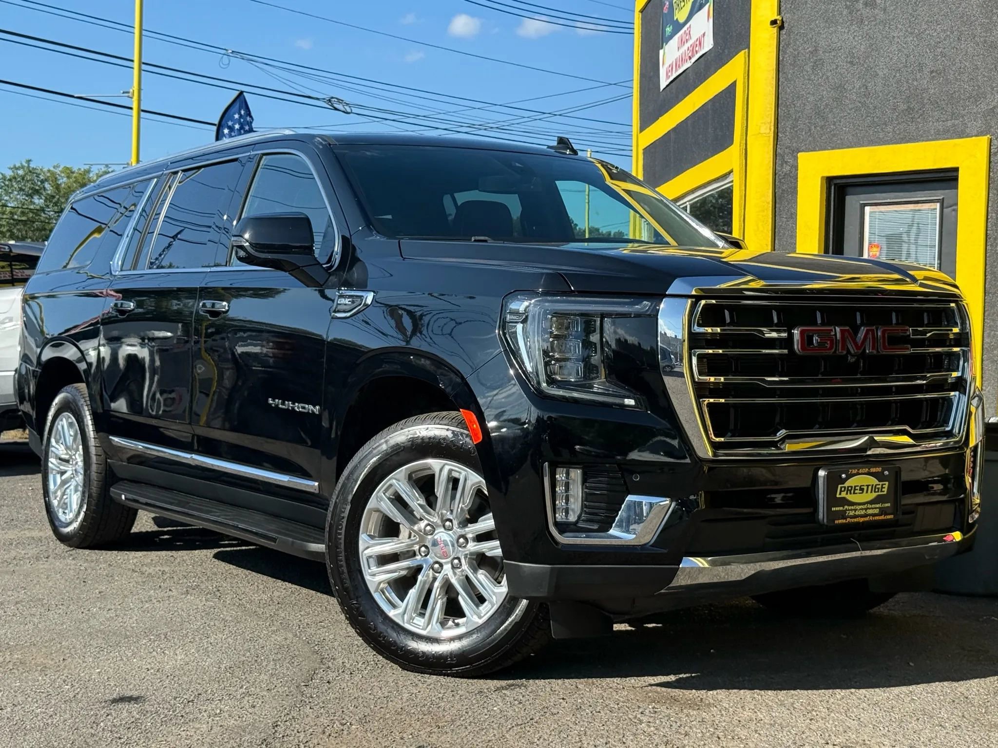 Used 2021 GMC Yukon XL SLT w/ SLT Premium Package image 1