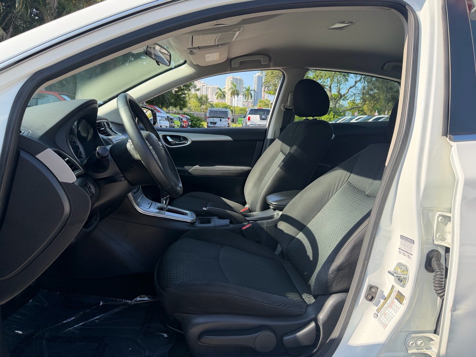 Used 2014 Nissan Sentra SR w/ SR Driver Package FWD image 9