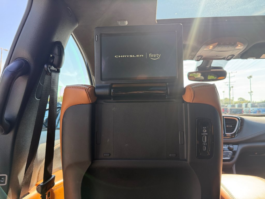 Used 2023 Chrysler Pacifica Pinnacle FWD image 18