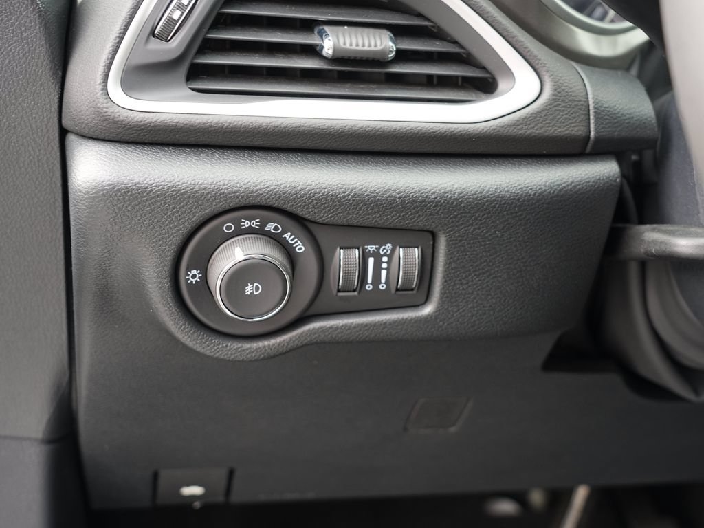 Used 2025 Chrysler Pacifica Select FWD image 17