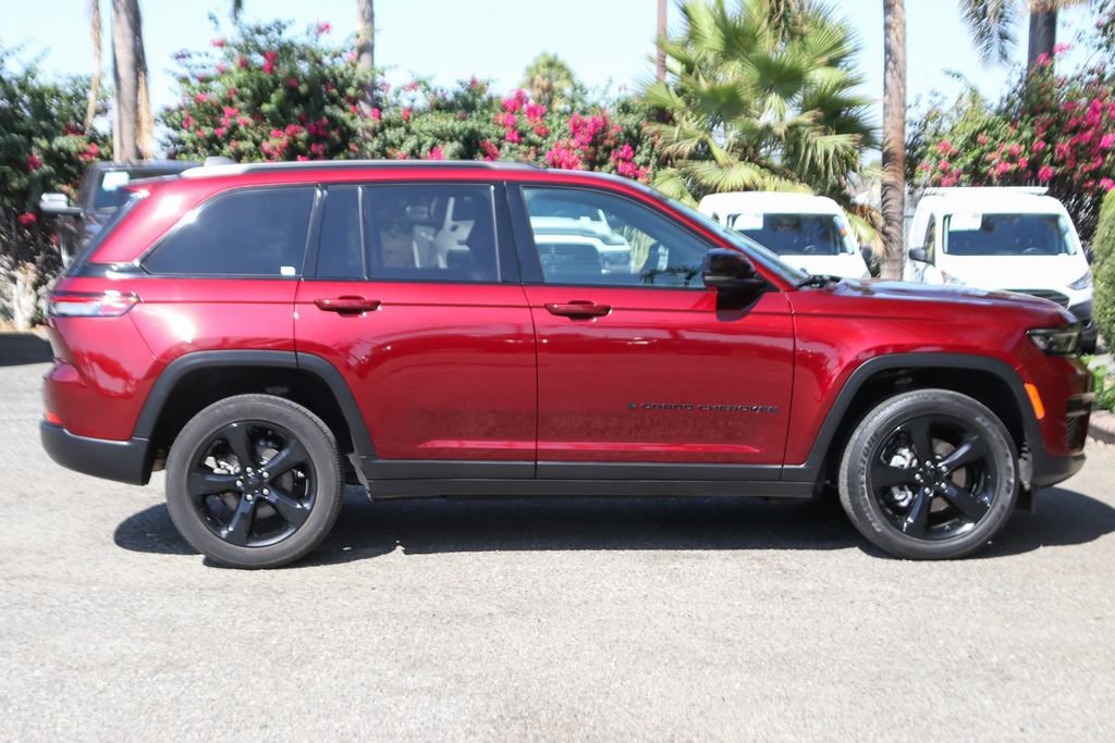 Used 2024 Jeep Grand Cherokee Altitude RWD image 11