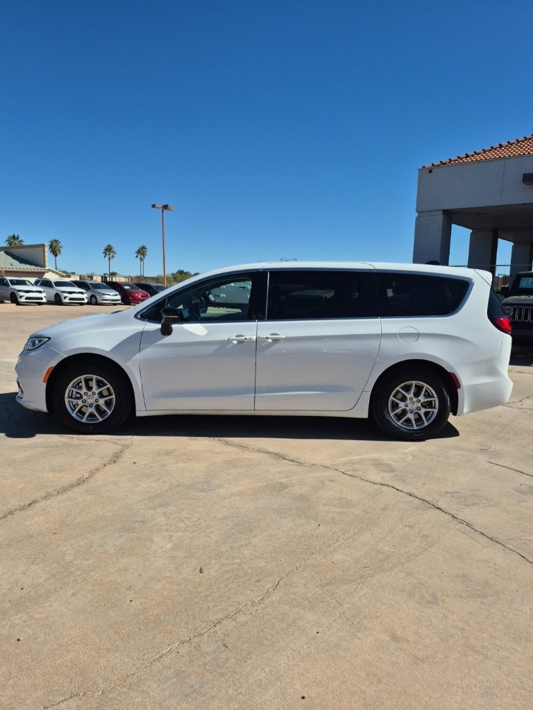 Certified 2024 Chrysler Pacifica Touring-L image 8