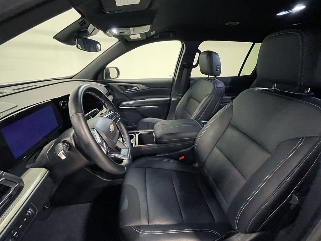 Used 2025 Chevrolet Traverse LT AWD/4WD image 3