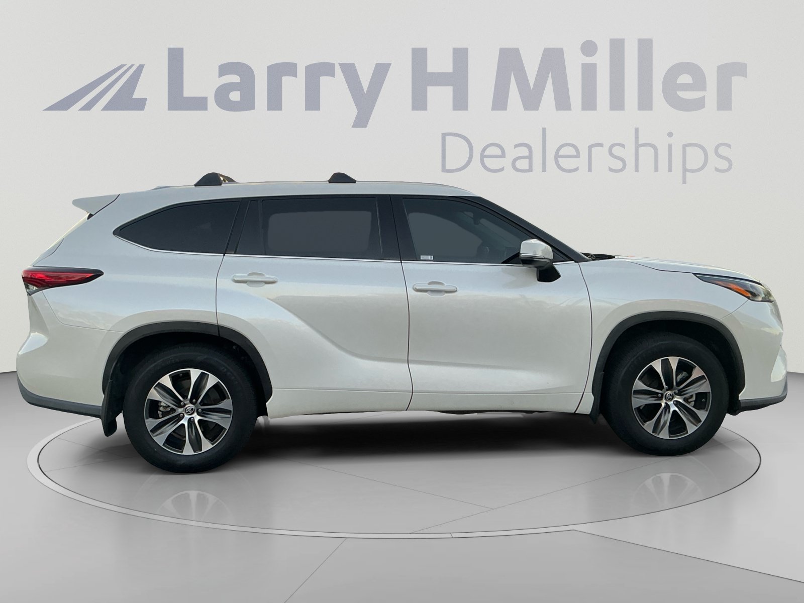 Used 2021 Toyota Highlander XLE AWD/4WD image 6