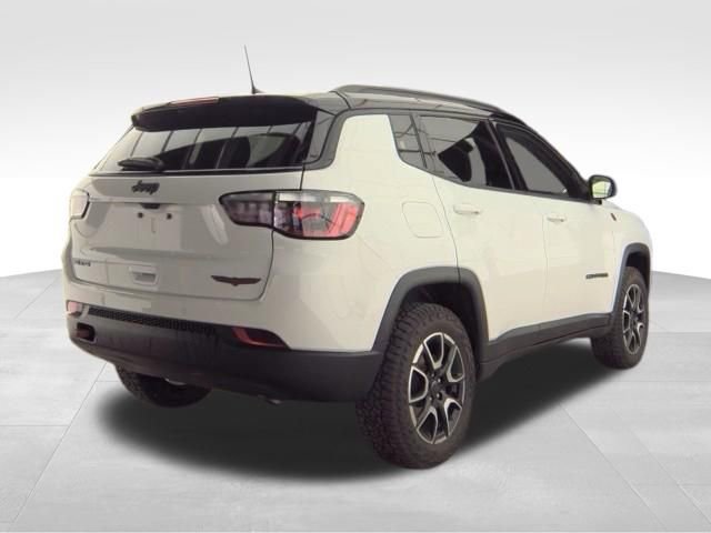 Used 2025 Jeep Compass Trailhawk image 8
