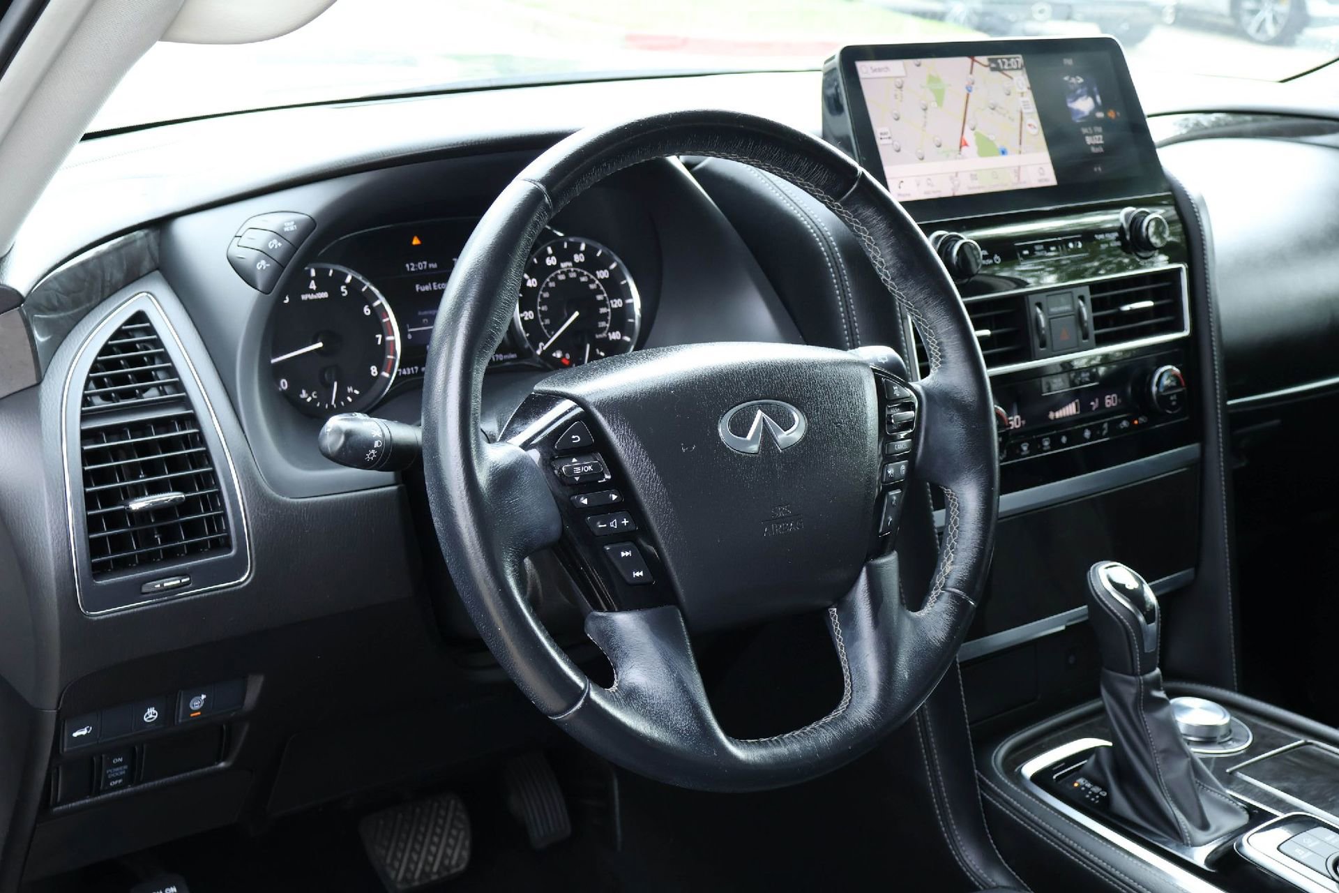 Used 2022 INFINITI QX80 Luxe w/ All-Season Package AWD/4WD image 2