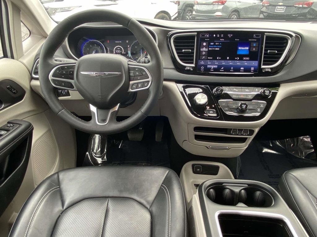 Used 2024 Chrysler Pacifica Touring-L image 9
