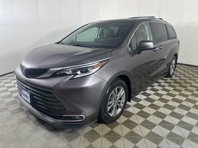 Used 2023 Toyota Sienna Platinum AWD/4WD image 2