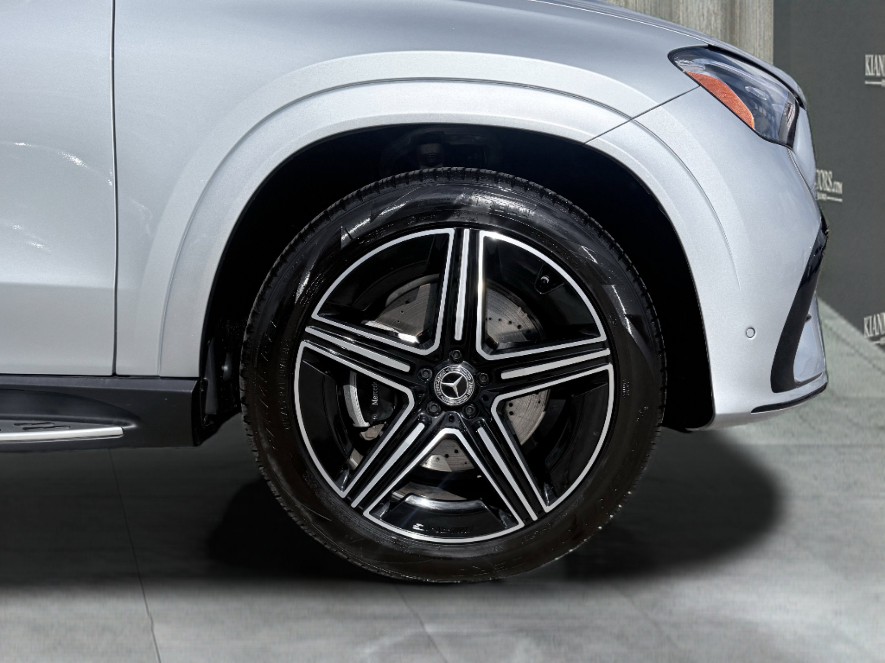 Used 2025 Mercedes-Benz GLE 450e 4MATIC w/ AMG Line Exterior image 87