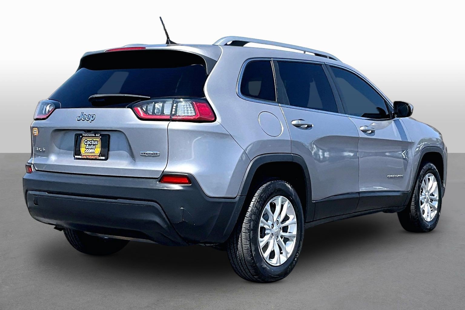 Used 2019 Jeep Cherokee Latitude w/ Cold Weather Group AWD/4WD image 2