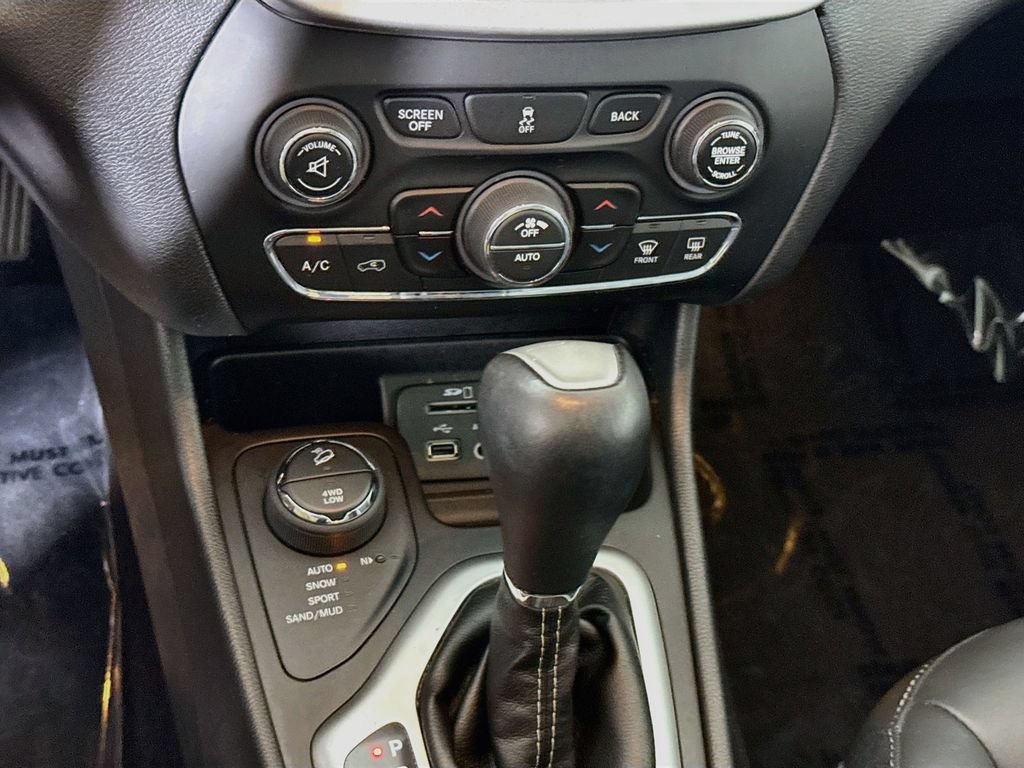 Used 2018 Jeep Cherokee Latitude Plus w/ Comfort/Convenience Group AWD/4WD image 8