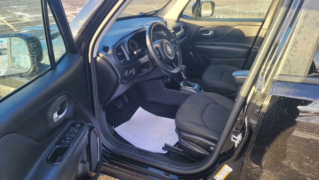 Used 2018 Jeep Renegade Altitude w/ UConnect 8.4 Nav Group AWD/4WD image 18