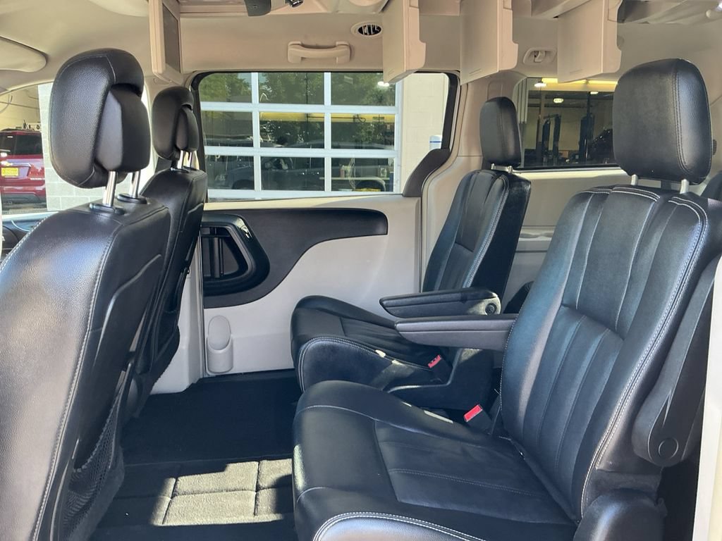 Used 2016 Chrysler Town & Country Touring FWD image 21