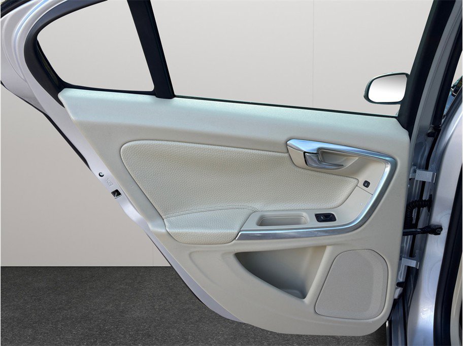 Used 2014 Volvo S60 T5 image 32